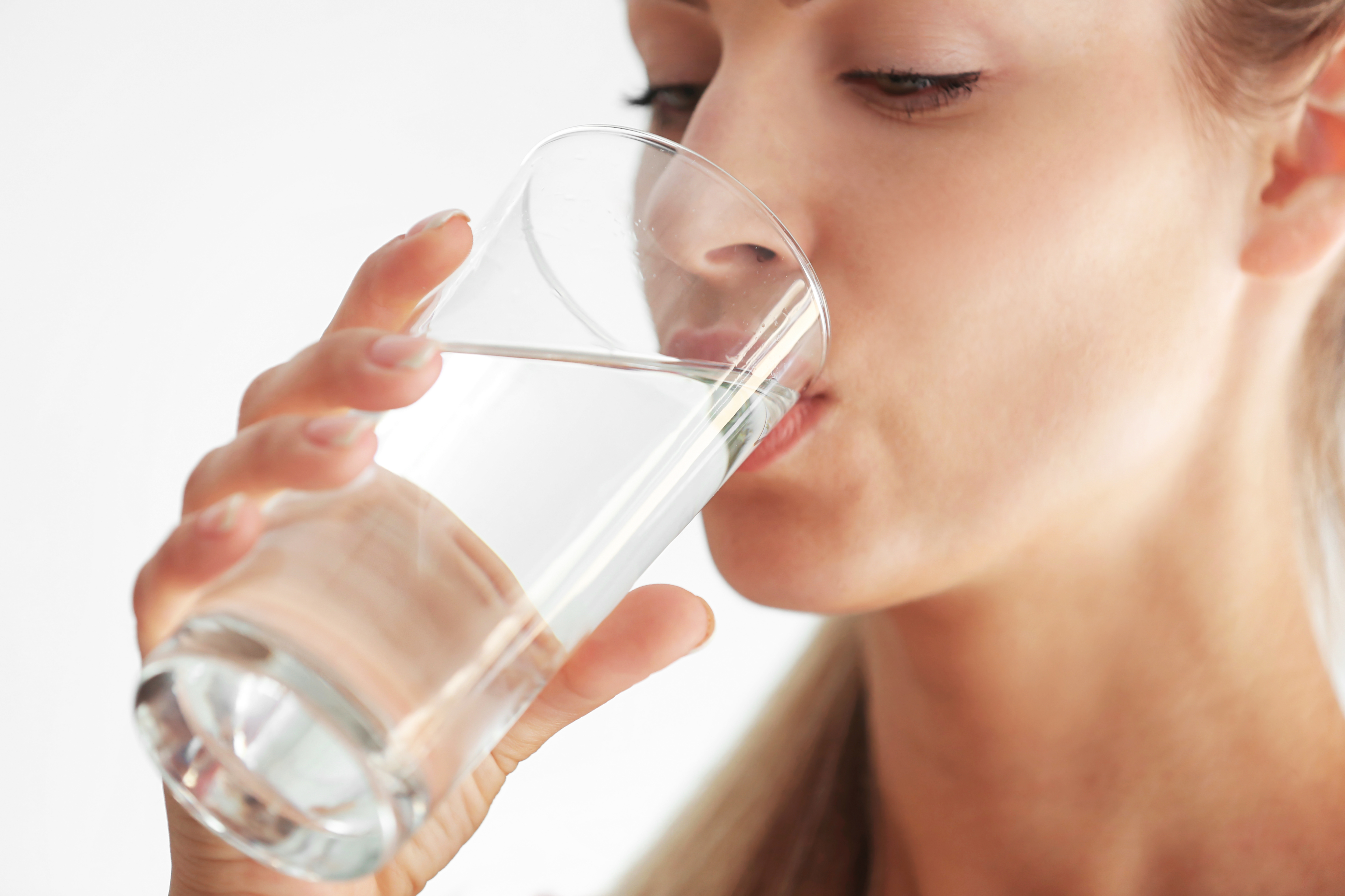 Питьевая вода в домашних условиях. Обильное питье. Стакан воды. Питье воды. Пьет воду из стакана.